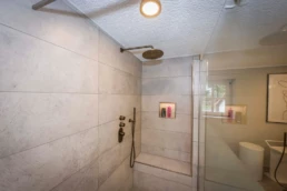 Modernisierung Ihres Bads im Raum Dortmund mit fugenloser Duschrückwand